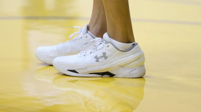 一年怒虧2個億，庫里和安德瑪的“孽緣”